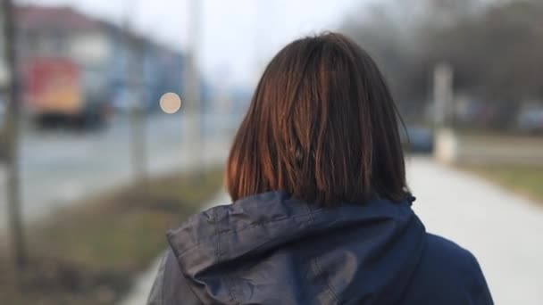 Visão Traseira Mulher Rua Cidade Tarde Fria Inverno Câmera Lenta — Vídeo de Stock