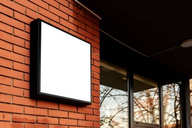 Boş kare tabela, tabela kadar sahte ışık iş bir küçük işletme atölye mağaza tuğla duvara monte.