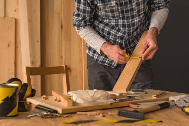 Marangoz çam ahşap tahta ahşap proje atölye için şerit metre ile ölçme