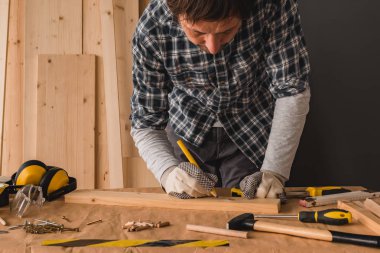 Marangoz eskiz çam ahşap tahta kesme küçük işletme ahşap proje için atölye