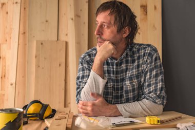 Marangoz düşünme küçük işletme doğrama Atölyesi Ardiles düşünceli düşünceli erkek düşünürken ve yeni DIY proje planlama