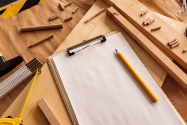 Ahşap doğrama atölyesinde kopya alanı olarak şablon Pano not kağıdı alay