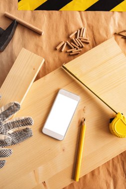 Modern beyaz smartphone boş ekran ile alay kadar küçük işletme ahşap doğrama Atölyesi, üstten görünüm