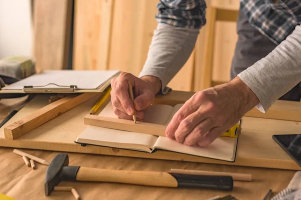 Falegname Che Cornice Legno Laboratorio Falegnameria Piccola Impresa Primo Piano — Foto Stock