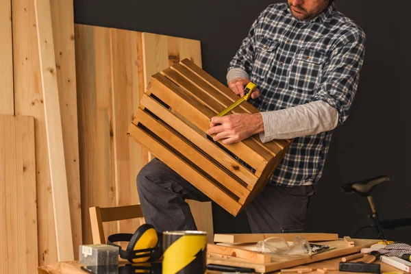 Falegname Che Cassa Legno Laboratorio Falegnameria Piccola Impresa Artigiano Che — Foto Stock