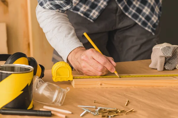 Tischler Markiert Kiefernholzplanken Für Den Zuschnitt Der Holzwerkstatt Nahaufnahme Der — Stockfoto