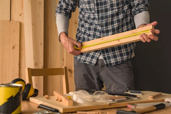 Tischler Misst Kiefernholzplanke Mit Maßband Für Holzbau Projekt Werkstatt — Stockfoto