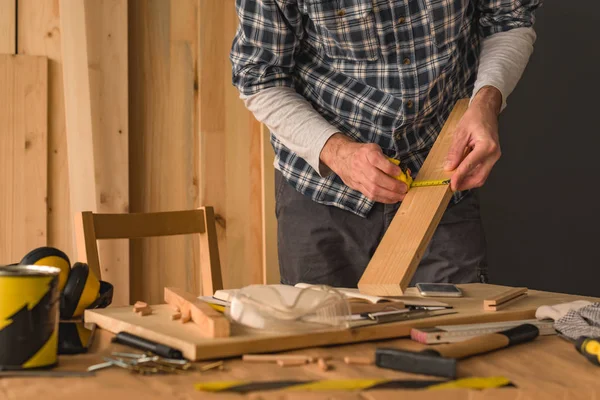 Tischler Misst Kiefernholzplanke Mit Maßband Für Holzbau Projekt Werkstatt — Stockfoto