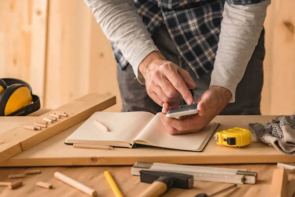 Carpintero Haciendo Cálculo Proyectos Utilizando Aplicación Teléfonos Inteligentes Taller Carpintería — Foto de Stock