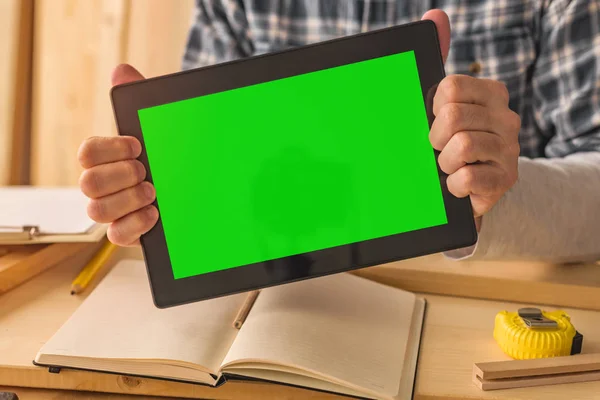 Carpinteiro Segurando Tablet Digital Com Tela Verde Modelo Simulação Oficina — Fotografia de Stock