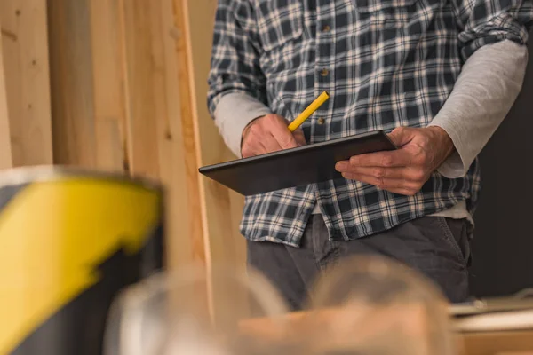Carpinteiro Usando Tablet Digital Oficina Madeira Pequenas Empresas Para Planejar — Fotografia de Stock
