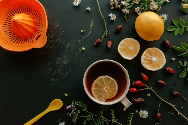 Nypon Örtte Platt Låg Ovanifrån Med Citronskiva Träbord — Stockfoto