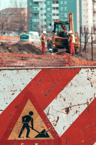 Baukonzept Baustellenschild Mit Unkenntlichen Arbeiten Hintergrund — Stockfoto