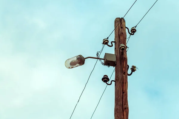 Houten Hoogspanningsmast Met Draden Licht Lamp — Stockfoto
