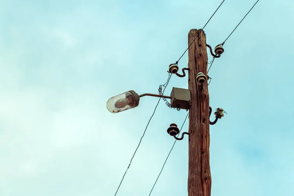 Hölzerner Strommast Mit Drähten Und Lampe — Stockfoto