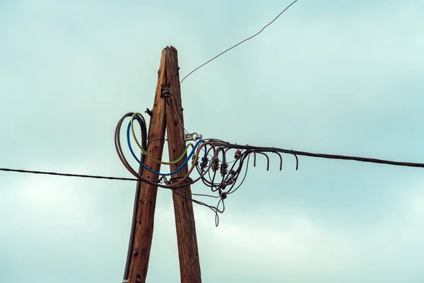 Pilón Eléctrico Madera Con Cables Contra Cielo Azul — Foto de Stock