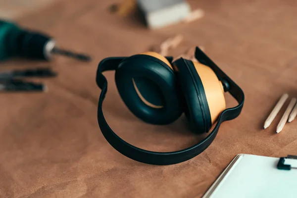 Gehörschutzausrüstung Aus Holz Auf Dem Schreibtisch Der Tischlerei Selektiver Fokus — Stockfoto