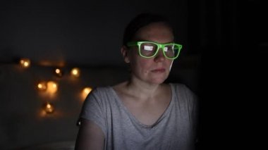 Kadın mesai dizüstü bilgisayara geç gece, düşük anahtar portre yorgun kadın girişimci iş görev bitirme ev ofis ortamında 