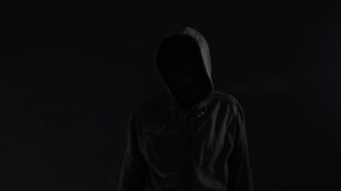 Mavi ve kırmızı polis tarafından ışık yaktı onun suç Yasası kurbanı sessizlik için üye tanınmaz kukuletalı suç el parmak dilinde veya sus