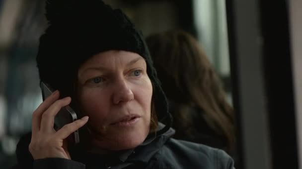 Hermosa Mujer Adulta Hablando Teléfono Móvil Autobús Público Fría Tarde — Vídeo de stock