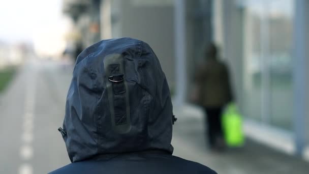 Bakifrån Hooded Kvinnliga Person Promenader Staden Gatan Kall Vinter Eftermiddag — Stockvideo
