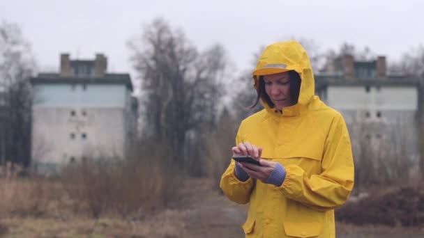 Kobieta Żółty Płaszcz Patrząc Deszczowe Chmury Krople Deszczu Spadają Jej — Wideo stockowe