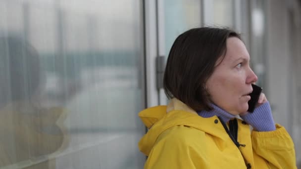 Triste Femme Imperméable Jaune Qui Parle Sur Téléphone Portable Dans — Video