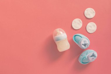 Bebek Patik ve süt şişesi, üstten görünüm