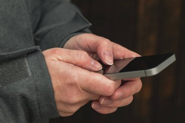 Manifatura mesaj cep telefonu sokakta rahat kadındır
