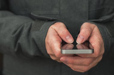 Manifatura mesaj cep telefonu sokakta rahat kadındır