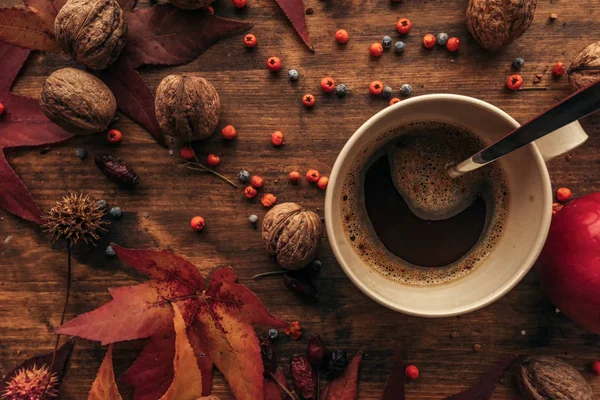 Heißes Kaffeetrinken für kalte Herbsttage — Stockfoto