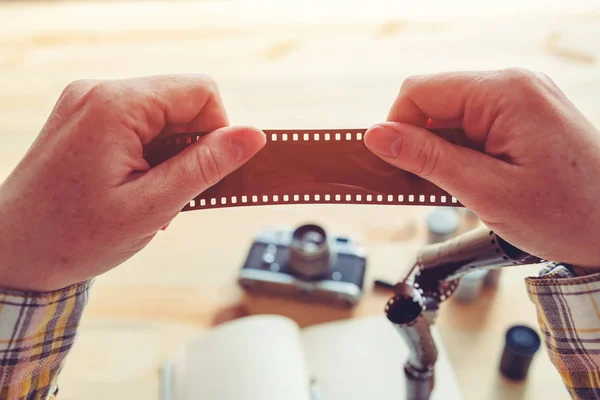 Fotógrafo examinando película negativa — Foto de Stock