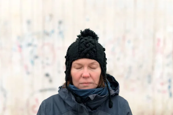 Портрет серьезной женщины с закрытыми глазами на улице — стоковое фото