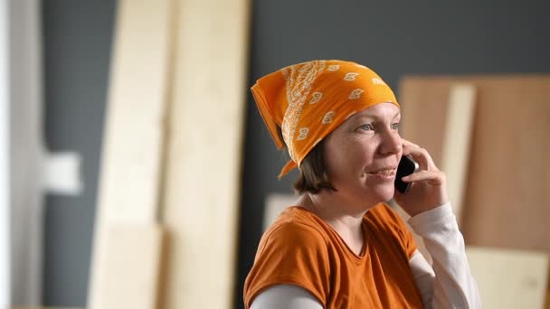 Charpentier Féminin Avec Tête Mouchoir Souriant Lors Une Conversation Téléphonique — Video