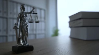 Bayan adalet heykeli karanlık boş hukuk firması bürosunda, seçici odak