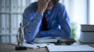 Avukat hukuk bürosunda, heykel Bayan adalet tarih seçici odak kitap okumak