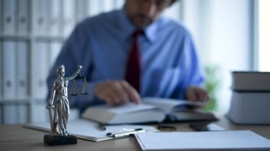 Kitap okuma ve hukuk bürosunda, heykel Bayan adalet tarih seçici odak notlar yazma avukat