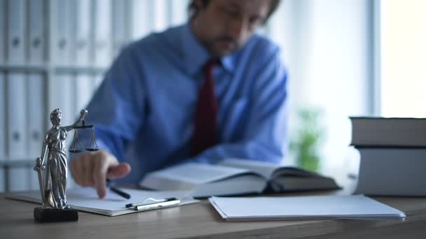 Abogado Leyendo Libro Escribiendo Notas Oficina Abogados Enfoque Selectivo Estatua — Vídeos de Stock