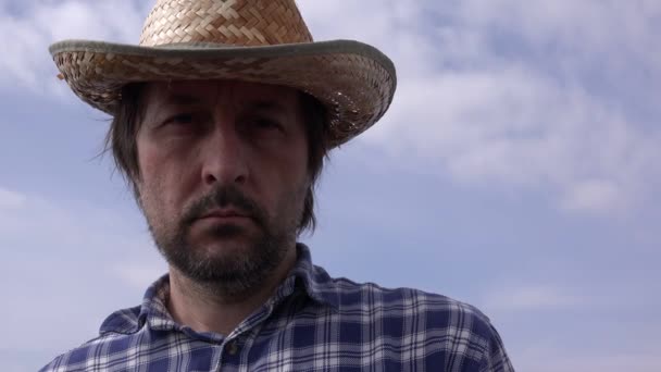 严肃农民在野外思考的肖像 穿着格子衬衫 戴草帽的男性农场工人正在计划下一次农业活动 — 图库视频影像
