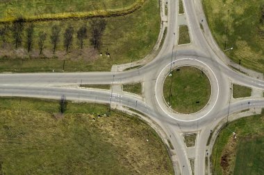 Boş trafik daire dolambaçlı yol kavşağı havadan görünümü