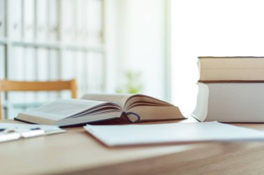 Hukuk firması bürosunda masasında açık kitap