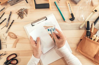 Kadın marangoz para, üstten görünüm sayma