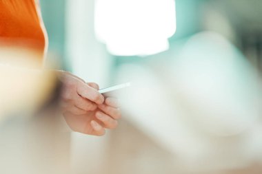 Kadın marangoz metin iletileri için cep telefonu kullanıyor