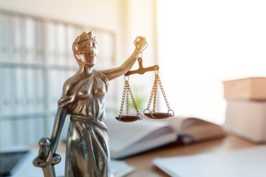 Bayan adalet heykeli hukuk firması bürosunda