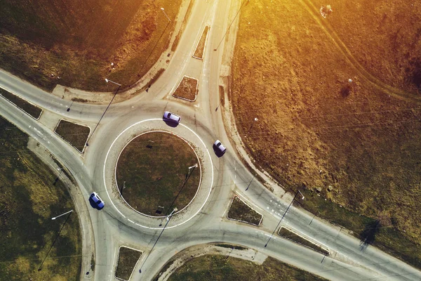 Vista aérea del cruce rotonda de la carretera del círculo del tráfico, vista superior — Foto de Stock