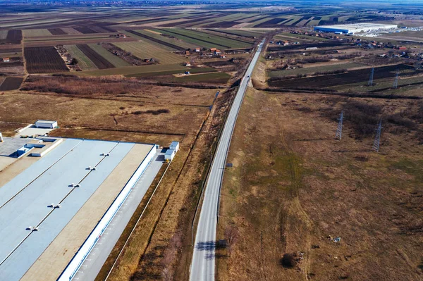 Vista aérea da propriedade industrial cercada por campo cultivado — Fotografia de Stock