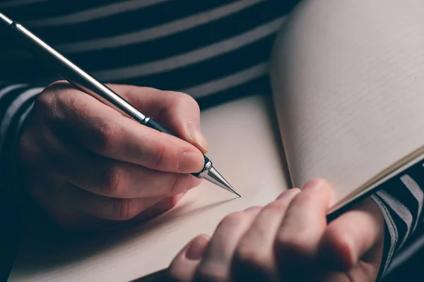 Fechar a mão da mulher escrevendo no caderno — Fotografia de Stock