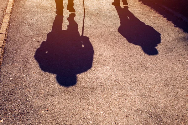 Couple sénior marchant dans la rue — Photo