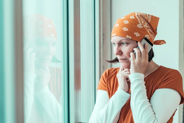 휴대 전화에 대 한 얘기 희망 여성 목수 — 스톡 사진
