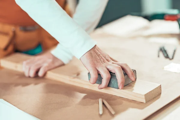 Kadın marangoz ahşap tahta el ile zımpara — Stok fotoğraf